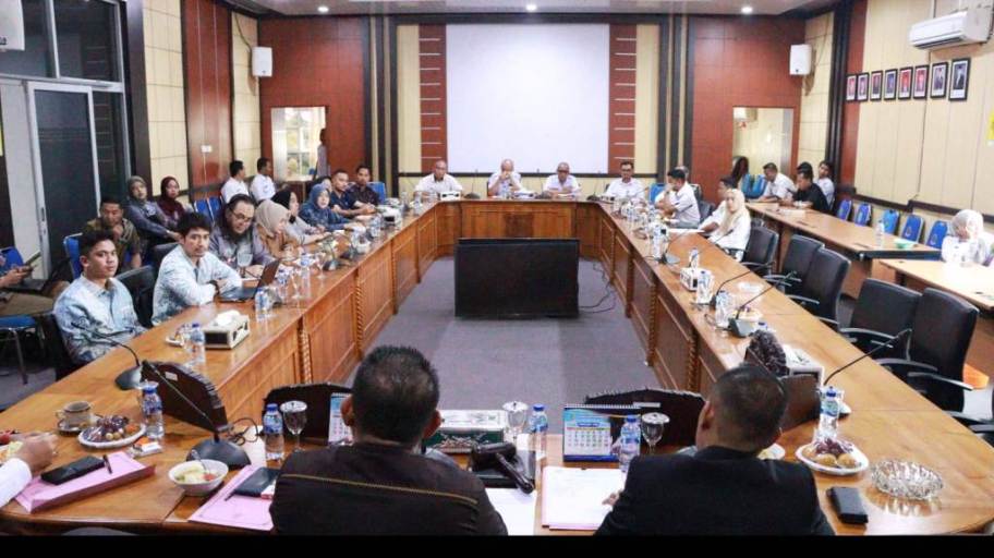DPRD Muba menggelar Rapat Dengar Pendapat Umum (RDPU) bersama Pemerintah Kabupaten (Pemkab) Muba dan PT Pertamina Patra Niaga, hari Rabu, tanggal 18 Februari 2026, di Ruang Rapat Badan Musyawarah DPRD Kabupaten Muba. (WARTANEGERIKU.ID/HAIRUDIN)