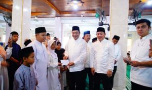Bupati Kabupaten Musi Banyuasin (Muba), Toha Tohet, resmi membuka rangkaian Safari Ramadhan 1447 H/2026 Masehi Pemerintah Kabupaten (Pemkab) Muba di Masjid Jami’ At-Taqwa, Kelurahan Bayung Lencir Indah. (WARTANEGERIKU.ID/ARGIMAN)