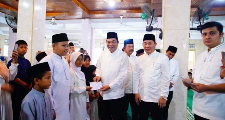 Bupati Kabupaten Musi Banyuasin (Muba), Toha Tohet, resmi membuka rangkaian Safari Ramadhan 1447 H/2026 Masehi Pemerintah Kabupaten (Pemkab) Muba di Masjid Jami’ At-Taqwa, Kelurahan Bayung Lencir Indah. (WARTANEGERIKU.ID/ARGIMAN)