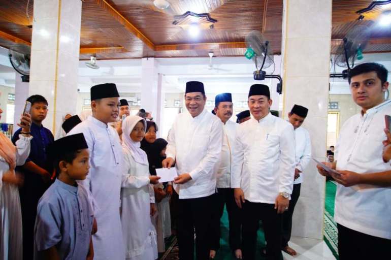 Bupati Kabupaten Musi Banyuasin (Muba), Toha Tohet, resmi membuka rangkaian Safari Ramadhan 1447 H/2026 Masehi Pemerintah Kabupaten (Pemkab) Muba di Masjid Jami’ At-Taqwa, Kelurahan Bayung Lencir Indah. (WARTANEGERIKU.ID/ARGIMAN)
