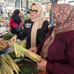 Anggota DPD RI Daerah Pemilihan Sumatera Selatan, Eva Susanti, melakukan inspeksi langsung harga kebutuhan pokok di Pasar Tradisional Muara Enim, Minggu (01/03/2026).