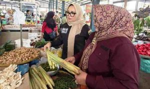 Anggota DPD RI Daerah Pemilihan Sumatera Selatan, Eva Susanti, melakukan inspeksi langsung harga kebutuhan pokok di Pasar Tradisional Muara Enim, Minggu (01/03/2026).