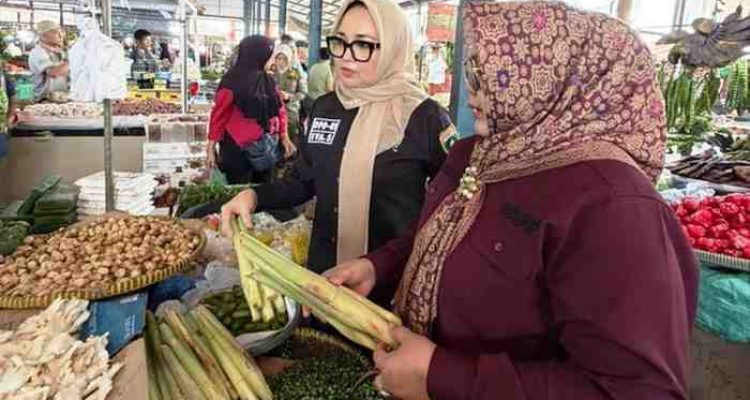 Anggota DPD RI Daerah Pemilihan Sumatera Selatan, Eva Susanti, melakukan inspeksi langsung harga kebutuhan pokok di Pasar Tradisional Muara Enim, Minggu (01/03/2026).