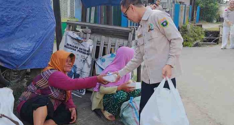 Hj Eva Susanti, menggelar kegiatan berbagi takjil kepada masyarakat di Kota Palembang, Jumat (13/3/2026).