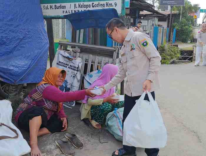 Hj Eva Susanti, menggelar kegiatan berbagi takjil kepada masyarakat di Kota Palembang, Jumat (13/3/2026).