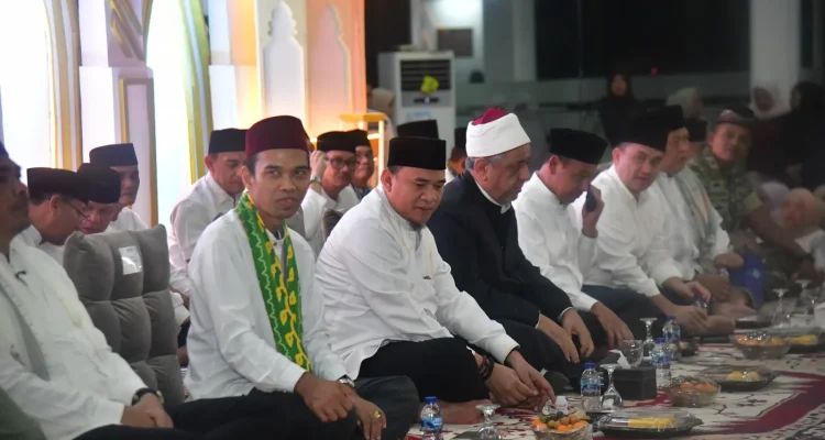 Ketua DPRD Provinsi Sumatra Selatan (Sumsel), Andie Dinialdie, menghadiri peringatan malam Nuzulul Qur’an yang digelar di Masjid Agung Al-Muhtadin Muaradua, Kabupaten Ogan Komering Ulu (OKU) Selatan, hari Jum'at malam, tanggal 13 Maret 2026. (WARTANEGERIKU.ID/FRAN)