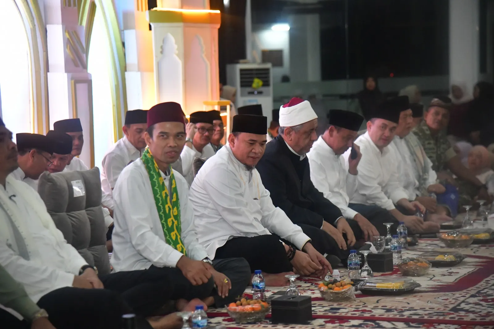 Ketua DPRD Provinsi Sumatra Selatan (Sumsel), Andie Dinialdie, menghadiri peringatan malam Nuzulul Qur’an yang digelar di Masjid Agung Al-Muhtadin Muaradua, Kabupaten Ogan Komering Ulu (OKU) Selatan, hari Jum'at malam, tanggal 13 Maret 2026. (WARTANEGERIKU.ID/FRAN)