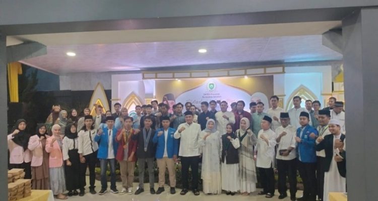 Ketua Dewan Perwakilan Rakyat Daerah (DPRD) Provinsi Sumatra Selatan (Sumsel), Andie Dinialdie, foto bersama dengan organisasi kemasyarakatan, organisasi mahasiswa yang tergabung dalam Cipayung Plus, Badan Eksekutif Mahasiswa (BEM), serta sejumlah wartawan. (WARTANEGERIKU.ID)