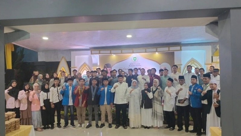 Ketua Dewan Perwakilan Rakyat Daerah (DPRD) Provinsi Sumatra Selatan (Sumsel), Andie Dinialdie, foto bersama dengan organisasi kemasyarakatan, organisasi mahasiswa yang tergabung dalam Cipayung Plus, Badan Eksekutif Mahasiswa (BEM), serta sejumlah wartawan. (WARTANEGERIKU.ID)