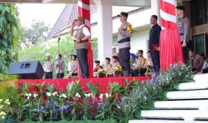 Kapolda Sumsel, Shandi Nugroho, dan Gubernur Sumsel, Herman Deru, menghadiri Apel Gelar Pasukan Operasi Ketupat Musi 2026 yang digelar di halaman Griya Agung, Palembang, hari Kamis, 12 Maret 2026. (WARTANEGERIKU.ID/TRY)