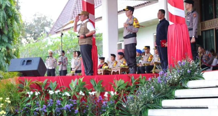 Kapolda Sumsel, Shandi Nugroho, dan Gubernur Sumsel, Herman Deru, menghadiri Apel Gelar Pasukan Operasi Ketupat Musi 2026 yang digelar di halaman Griya Agung, Palembang, hari Kamis, 12 Maret 2026. (WARTANEGERIKU.ID/TRY)