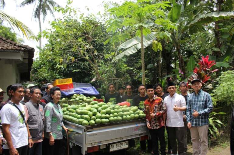Wakil Ketua Dewan Perwakilan Daerah (DPD) Republik Indonesia (RI), GKR Hemas, bersama Anggota DPD RI Daerah Istimewa Yogyakarta (DIY), Hilmy Muhammad, menyerahkan bantuan pompa air tipe NS-150 kepada Kelompok Tani Hortikultura "Nggayuh Rejeki" di Kalurahan Sendangsari, Kapanewon Minggir, Kabupaten Sleman, hari Sabtu, tanggal 28 Februari 2026. (foto : Newsroom DPD RI)