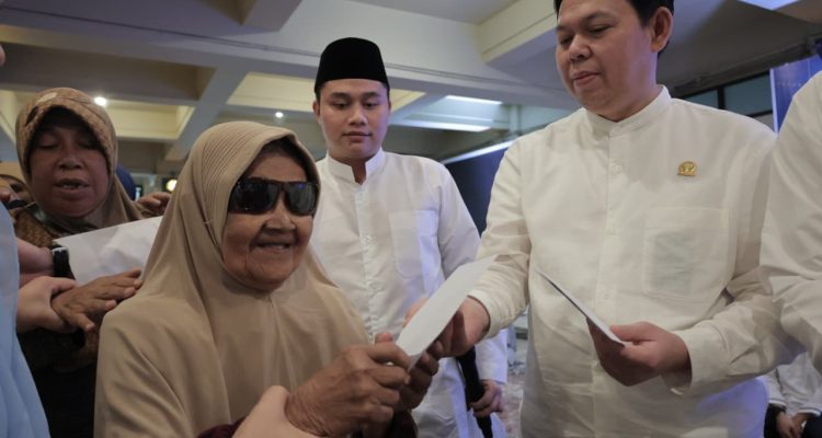 Sultan Baktiar Najamudin saat menghadiri kegiatan sosial bertajuk Sedekah Membawa Berkah bersama ratusan penyandang tuna netra dari wilayah Jabodetabek, yang digelar di Masjid Pondok Indah, Jakarta, hari Minggu, tanggal 15 Maret 2026. (foto : Newsroom DPD RI)