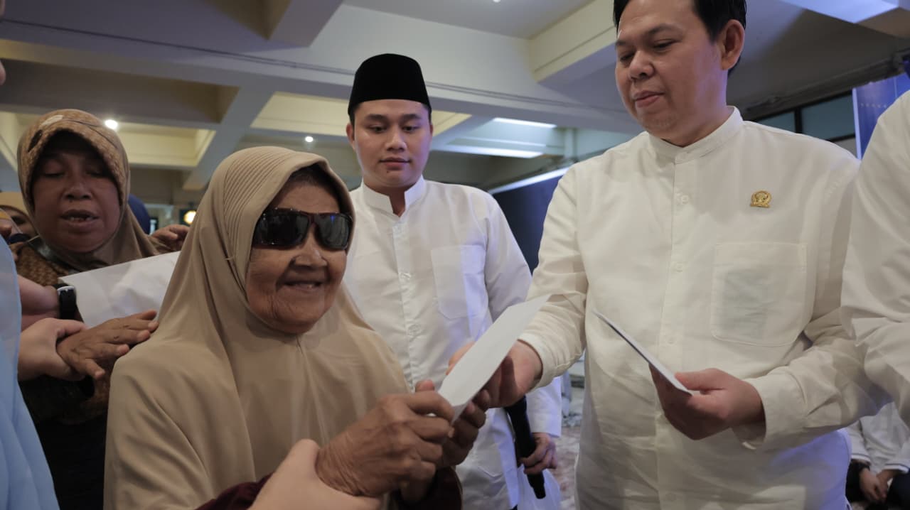 Sultan Baktiar Najamudin saat menghadiri kegiatan sosial bertajuk Sedekah Membawa Berkah bersama ratusan penyandang tuna netra dari wilayah Jabodetabek, yang digelar di Masjid Pondok Indah, Jakarta, hari Minggu, tanggal 15 Maret 2026. (foto : Newsroom DPD RI)