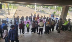 Ketua Komisi IV Dewan Perwakilan Rakyat Daerah (DPRD) Provinsi Sumatra Selatan (Sumsel), M. Yansuri, bersama anggota DPRD Sumsel yang lainnya, yakni Aryuda Perdana Kusuma dari Komisi IV dan Thamrin dari Komisi I, menerima massa yang melakukan unjuk rasa di halaman kantor DPRD Sumsel, hari Kamis, tanggal 12 Maret 2026. (WARTANEGERIKU.ID/HAIRUDIN)