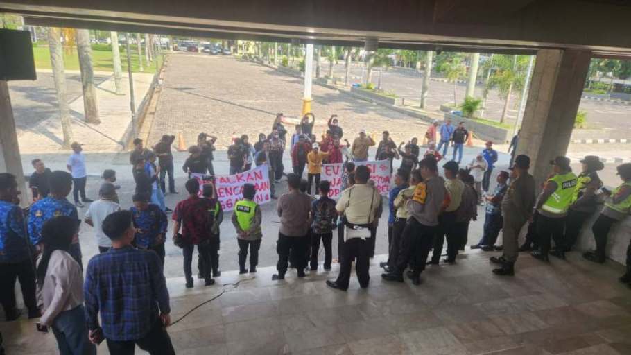 Ketua Komisi IV Dewan Perwakilan Rakyat Daerah (DPRD) Provinsi Sumatra Selatan (Sumsel), M. Yansuri, bersama anggota DPRD Sumsel yang lainnya, yakni Aryuda Perdana Kusuma dari Komisi IV dan Thamrin dari Komisi I, menerima massa yang melakukan unjuk rasa di halaman kantor DPRD Sumsel, hari Kamis, tanggal 12 Maret 2026. (WARTANEGERIKU.ID/HAIRUDIN)