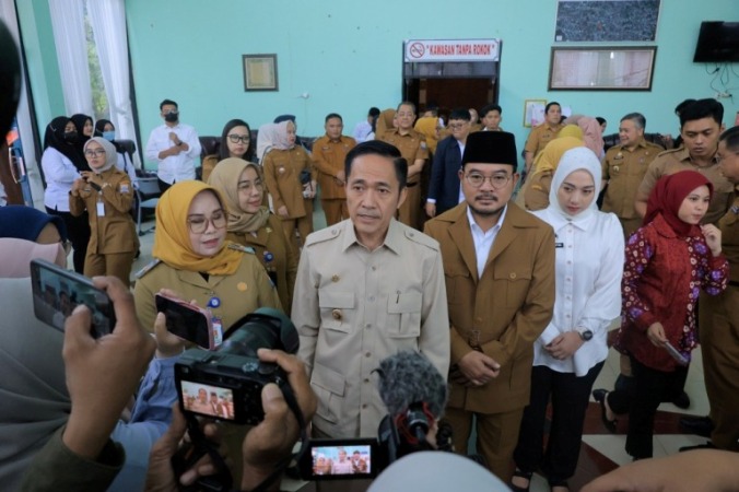 Wali Kota Palembang, Ratu Dewa, bersama Wakil Wali Kota, Prima Salam, memberikan penjelasan kepada wartawan terkait Program Makan Bergizi Gratis, hari Senin, 2 Maret 2026. (WARTANEGERIKU.iD/FRAN)