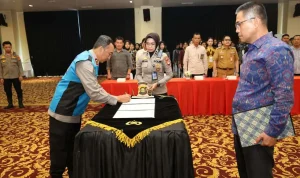 Kapolda Sumsel, Irjen. Pol. Sandi Nugroho, saat memimpin upacara pengambilan sumpah dan penandatanganan pakta integritas rekrutmen Polri tahun 2026. (WARTANEGERIKU.ID/FRAN)