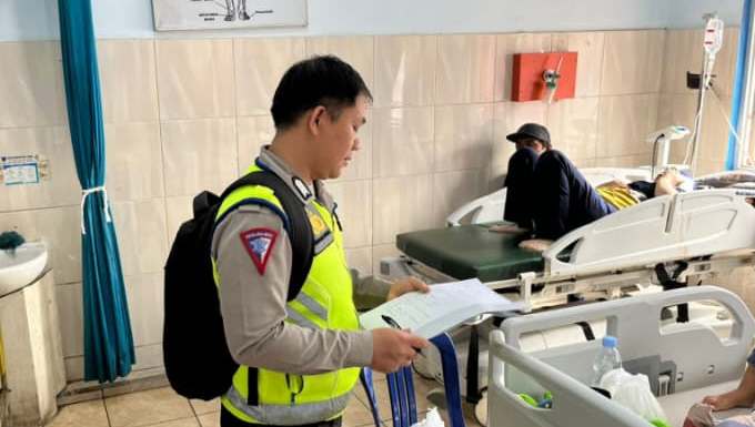 Sebuah bus antar kota antar provinsi (AKAP) milik PO Al-Hijrah, mengalami kecelakaan tunggal setelah terperosok ke jurang di ruas Jalan Lintas Tengah (Jalinteng) Sumatra. (WARTANEGERIKU.ID/TRI)