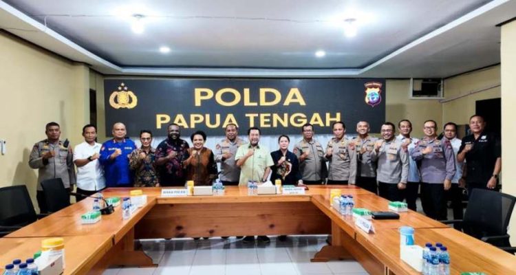 Wakil Ketua Dewan Perwakilan Daerah (DPD) Republik Indonesia, Yorrys Raweyai, melakukan kunjungan kerja ke Kepolisian Daerah Papua Tengah di Nabire, hari Rabu, tanggal 4 Maret 2026. (WARTANEGERIKU.ID/HAIRUDIN)