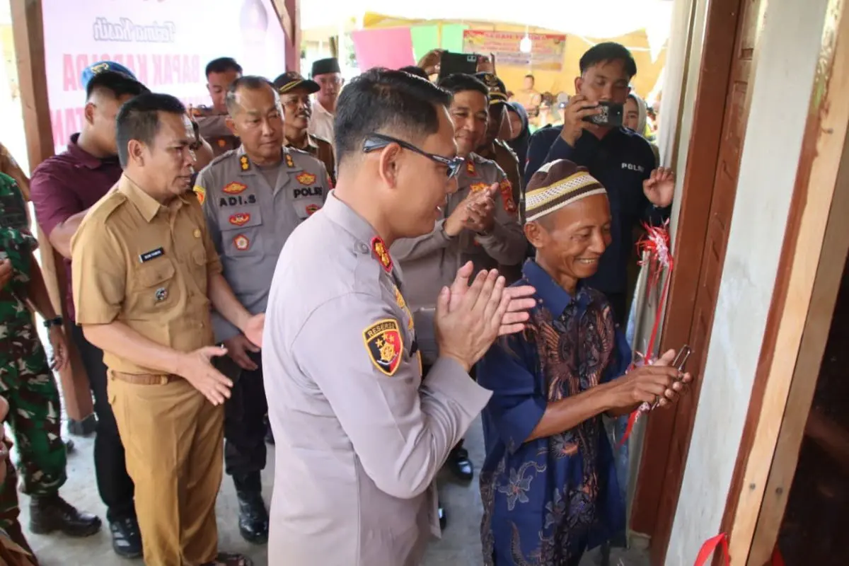 Polda Sumatra Selatan (Sumsel) kembali menyalurkan bantuan sosial, dengan membangun rumah layak huni bagi warga kurang mampu