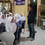 Wakil Ketua KPID Sumsel, Hasandri Agustiawan, juga memberikan panduan mengenai ciri-ciri tayangan sehat, yang layak tonton bagi remaja. (WARTANEGERIKU.ID/TRY)