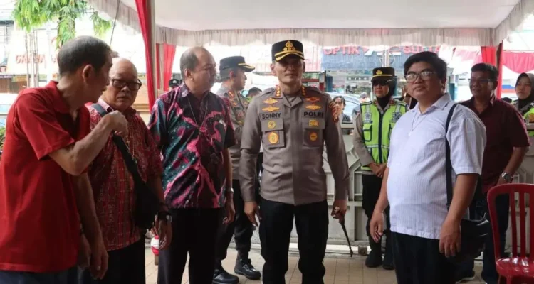 Kapolrestabes Palembang, Kombes. Pol. Sonny Mahar Budi Adityawan, turun langsung memantau situasi di sejumlah gereja besar, untuk memastikan seluruh prosedur berjalan sesuai rencana. (foto : Humas Polda Sumsel)