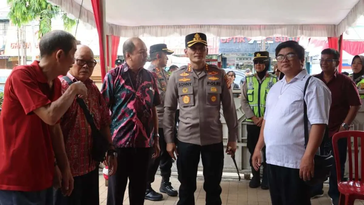 Kapolrestabes Palembang, Kombes. Pol. Sonny Mahar Budi Adityawan, turun langsung memantau situasi di sejumlah gereja besar, untuk memastikan seluruh prosedur berjalan sesuai rencana. (foto : Humas Polda Sumsel)