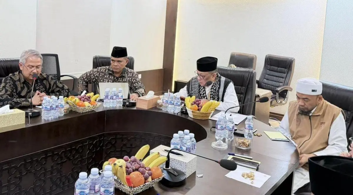 Komite III DPD RI yang dipimpin Dailami Firdaus bersama Jelita Donal, melakukan peninjauan ke Kantor Urusan Haji Indonesia di Makkah. (FOTO : NEWS ROOM DPD RI)