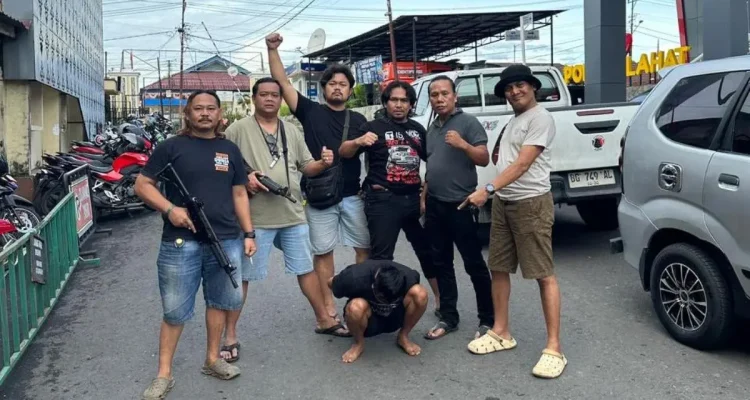 Seorang pria berinisial AF (23), ditangkap aparat Polres Lahat, setelah diduga membunuh dan memutilasi ibu kandungnya sendiri, SA (63), di Kabupaten Lahat, Sumatra Selatan. (WARTANEGERIKU.ID/HAIRUDIN)