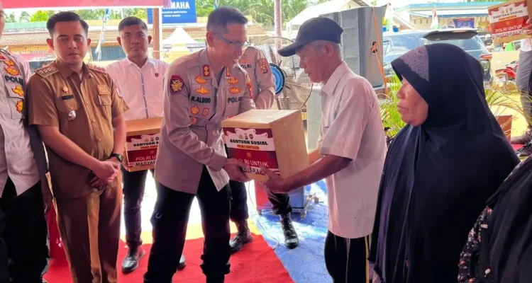 Polres Banyuasin sambang kamtibmas dan salurkan bantuan sosial di Air Kumbang