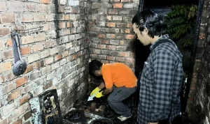 Petugas Satreskrim Polres Prabumulih yang datang ke lokasi, langsung melakukan olah tempat kejadian perkara. (foto : Humas Polda Sumsel) Petugas Satreskrim Polres Prabumulih yang datang ke lokasi, langsung melakukan olah tempat kejadian perkara. (foto : Humas Polda Sumsel)