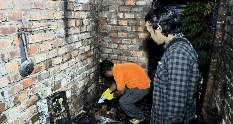 Petugas Satreskrim Polres Prabumulih yang datang ke lokasi, langsung melakukan olah tempat kejadian perkara. (foto : Humas Polda Sumsel)