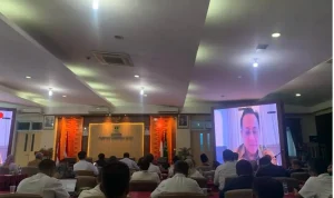 Irman Gusman saat menjadi keynote speaker dalam Seminar Ekonomi Sumatera Barat 2026 di Aula Bappeda Sumbar, Kota Padang, hari Rabu, tanggal 1 April 2026. (WARTANEGERIKU.ID/HAIRUDIN)