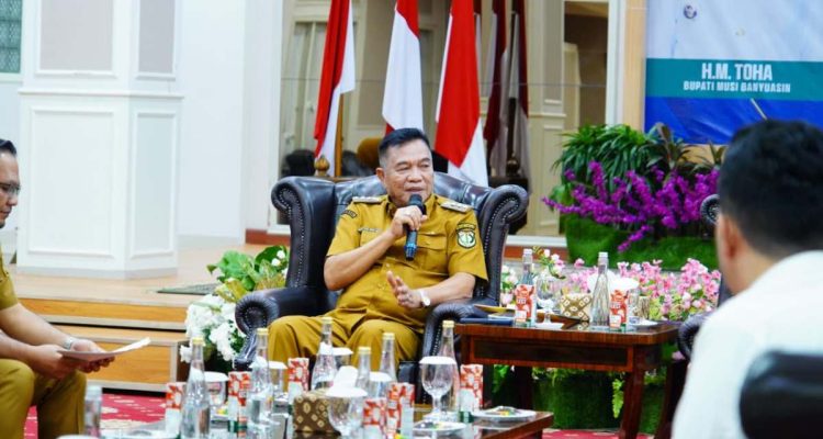 Bupati Kabupaten Muba, Toha Tohet, dengan jajaran Satuan Kerja Pelaksanaan Jalan Nasional Wilayah I Sumsel, membahas penggantian Jembatan Air Baruga. (WARTANEGERIKU.ID/FRAN)