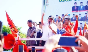 Bupati Kabupaten Muba, Toha Tohet, saat menerima aspirasi aksi damai buruh yang digelar dalam rangka peringatan May Day. (WARTANEGERIKU.iD)