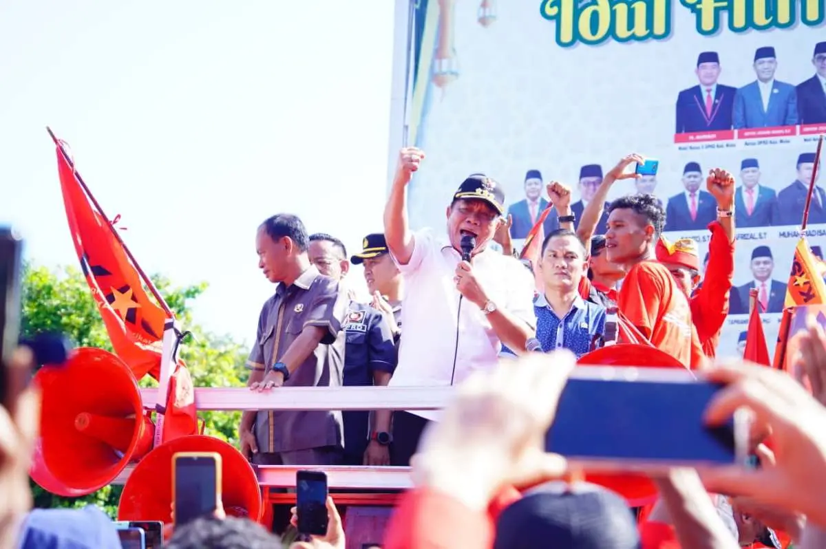 Bupati Kabupaten Muba, Toha Tohet, saat menerima aspirasi aksi damai buruh yang digelar dalam rangka peringatan May Day. (WARTANEGERIKU.iD)