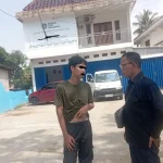 Jurnalis dari MC-JK melakukan konfirmasi kepada petugas keamanan gerbang. (WARTANEGERIKU.ID/AIRU)