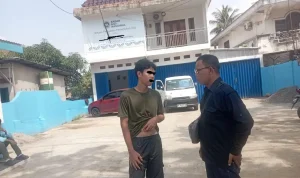 mbg-kertapati Jurnalis dari MC-JK melakukan konfirmasi kepada petugas keamanan gerbang. (WARTANEGERIKU.ID/AIRU)