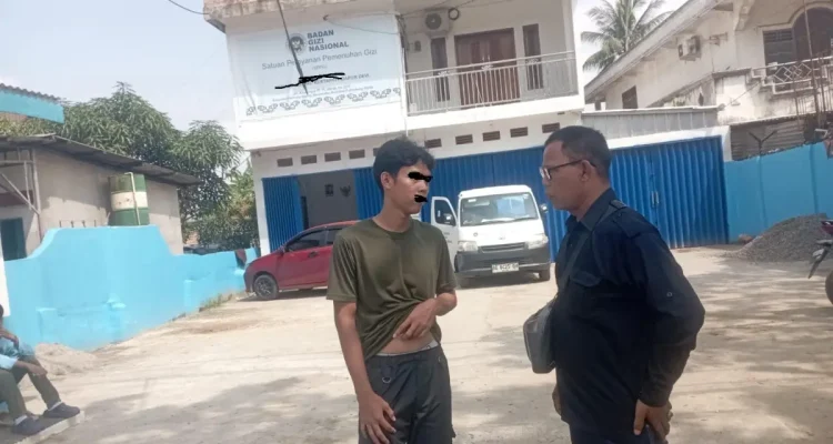 Jurnalis dari MC-JK melakukan konfirmasi kepada petugas keamanan gerbang. (WARTANEGERIKU.ID/AIRU)