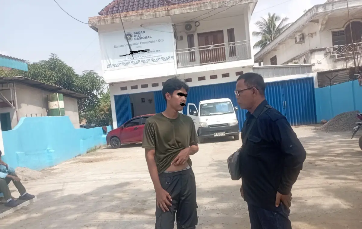 Jurnalis dari MC-JK melakukan konfirmasi kepada petugas keamanan gerbang. (WARTANEGERIKU.ID/AIRU)