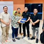 Pemkab Muba melalui Disnakertrans, bersama BP3MI Sumsel, bergerak cepat memfasilitasi kepulangan sekaligus melangsungkan prosesi serah terima seorang anak Pekerja Migran Indonesia (PMI) yang sempat terlantar di Malaysia. (WARTANEGERIKU.iD/FRAN)