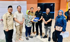 Pemkab Muba melalui Disnakertrans, bersama BP3MI Sumsel, bergerak cepat memfasilitasi kepulangan sekaligus melangsungkan prosesi serah terima seorang anak Pekerja Migran Indonesia (PMI) yang sempat terlantar di Malaysia. (WARTANEGERIKU.iD/FRAN)