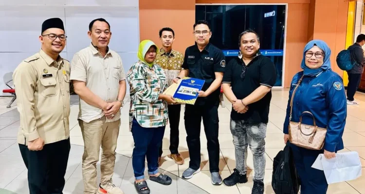 Pemkab Muba melalui Disnakertrans, bersama BP3MI Sumsel, bergerak cepat memfasilitasi kepulangan sekaligus melangsungkan prosesi serah terima seorang anak Pekerja Migran Indonesia (PMI) yang sempat terlantar di Malaysia. (WARTANEGERIKU.iD/FRAN)