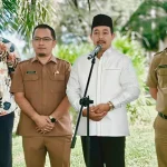 Wakil Bupati Kabupaten Muba, Abdur Rohman Husen, memberikan sambutan pada prosesi penyerahan bantuan hewan kurban yang dipusatkan di Masjid Raya Baitul Makmur Sekayu, hari Selasa, tanggal 26 Mei 2026. (WARTANEGERIKU.ID/FRAN)