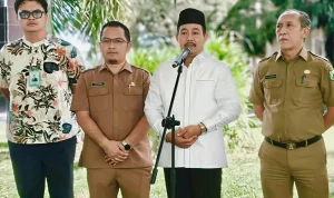 Wakil Bupati Kabupaten Muba, Abdur Rohman Husen, memberikan sambutan pada prosesi penyerahan bantuan hewan kurban yang dipusatkan di Masjid Raya Baitul Makmur Sekayu, hari Selasa, tanggal 26 Mei 2026. (WARTANEGERIKU.ID/FRAN)