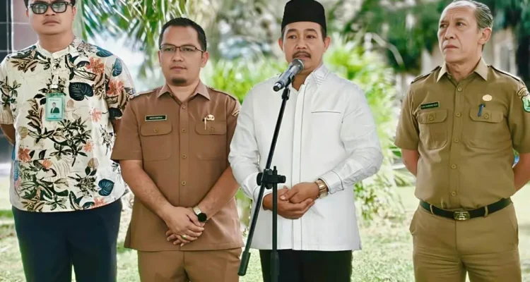 Wakil Bupati Kabupaten Muba, Abdur Rohman Husen, memberikan sambutan pada prosesi penyerahan bantuan hewan kurban yang dipusatkan di Masjid Raya Baitul Makmur Sekayu, hari Selasa, tanggal 26 Mei 2026. (WARTANEGERIKU.ID/FRAN)