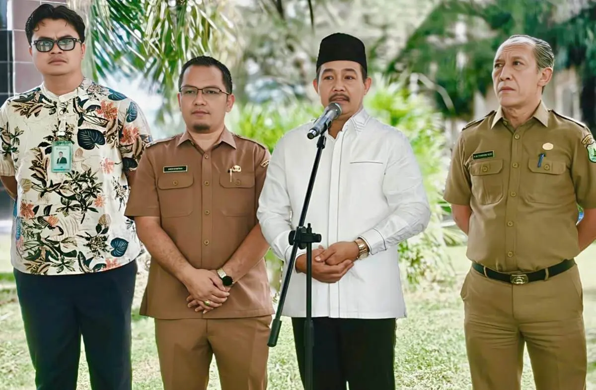 Wakil Bupati Kabupaten Muba, Abdur Rohman Husen, memberikan sambutan pada prosesi penyerahan bantuan hewan kurban yang dipusatkan di Masjid Raya Baitul Makmur Sekayu, hari Selasa, tanggal 26 Mei 2026. (WARTANEGERIKU.ID/FRAN)