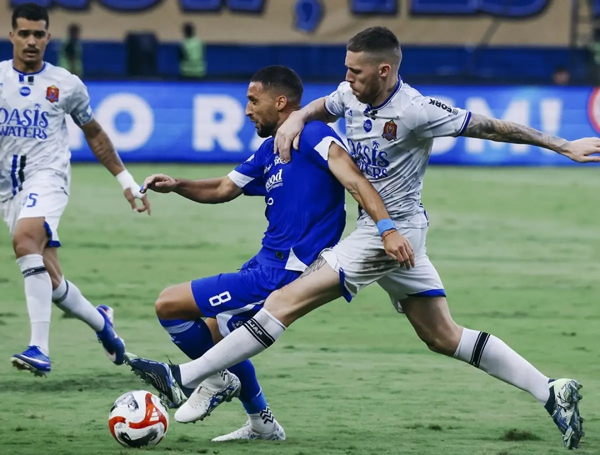 Persib Bandung akhirnya resmi mengunci gelar juara dan berhak mengangkat trofi kompetisi kasta tertinggi sepak bola tanah air, BRI Super League musim 2025/2026. (WARTANEGERIKU.ID/AIRU)