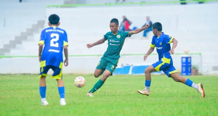 Penyerang andalan PS Palembang U-15, Abqory Sheva Alfiano, kembali menjadi bintang lapangan. Pemain bernomor punggung 9 itu, tampil tajam dengan mencetak hattrick ke gawang SSB Pusri U-15.